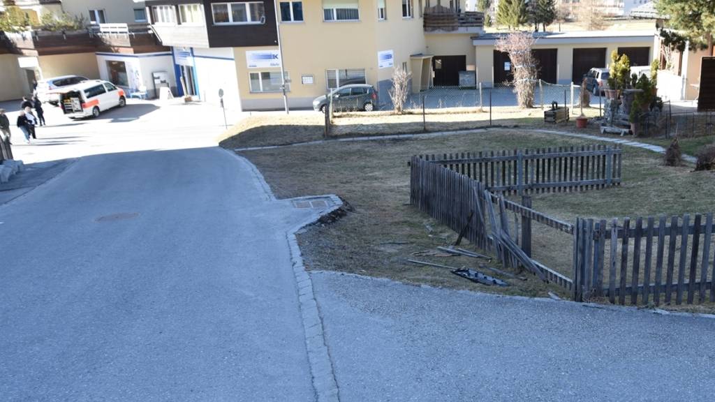 Der Lieferwagen knallte am Montag gegen 16.45 Uhr in Davos Platz in eine Hausfassade und beschädigte ausserdem einen Zaun.