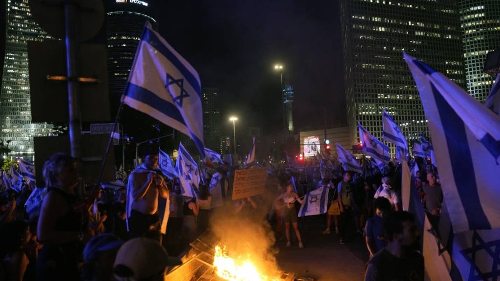 Demonstranten in Tel Aviv. Die Protestbewegung hat angekündigt, ihren Protest «bis zum Ende» weiterzuführen. «Wir haben gerade erst begonnen», hieß es von den Organisatoren. Foto: Ariel Schalit/AP/dpa