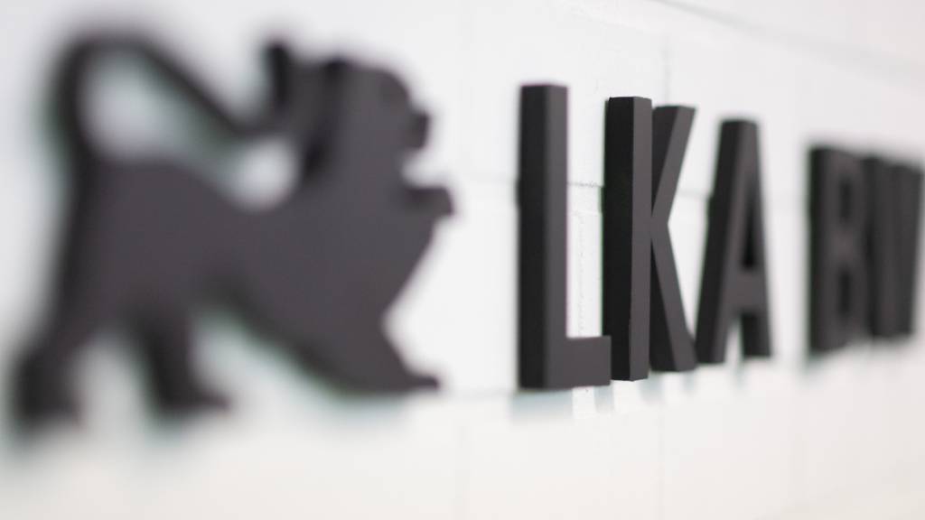 ARCHIV - Ein LKA BW-Schriftzug ist im Newsroom des Landeskriminalamt Baden-Württemberg zu sehen. (zu dpa: «Große Razzia bei rechtsextremem Verlag: NS-Material gefunden») Foto: Marijan Murat/dpa