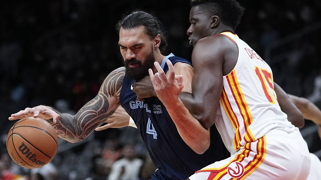 Clint Capela von den Atlanta Hawks versucht in einem Vorsaisonspiel seinen Gegenspieler zu stoppen