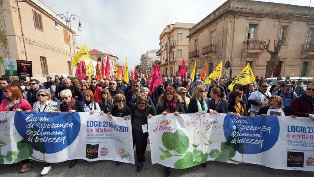 Zehntausende Italiener demonstrieren in der süditalienischen Kleinstadt Locri gegen die Mafia. Sie gedachten dabei auch der Opfer des organisierten Verbrechens.