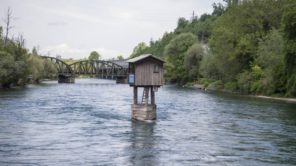 Die Reuss, hier zwischen Spreuerbrücke und Nordpol, soll wie die weiteren Gewässer des Kantons Luzern eine eigene Rechtspersönlichkeit und Grundrechte erhalten. Das verlangt die am Donnerstag eingereichte «Reuss-Initiative». (Archivbild)