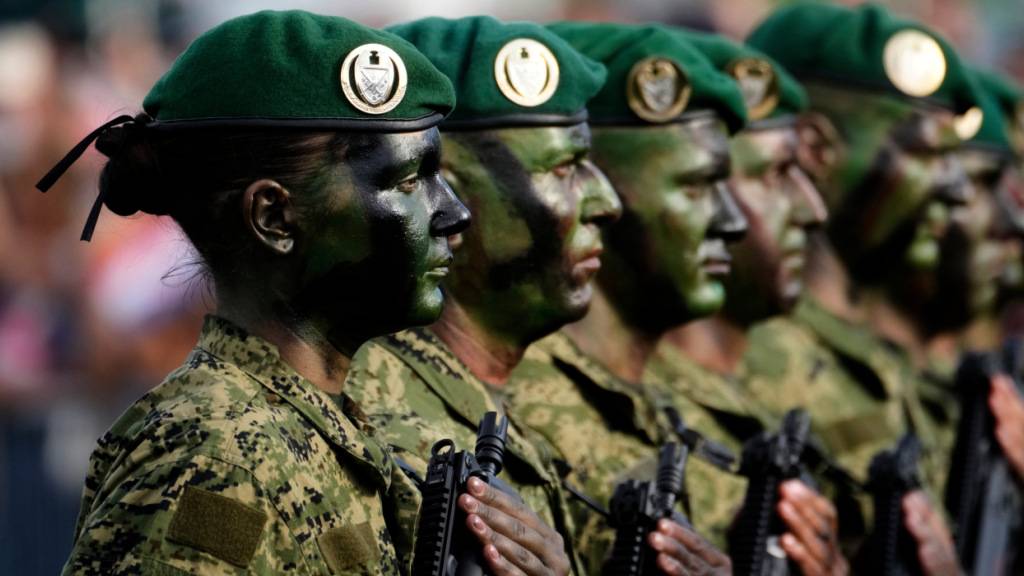 ARCHIV - Kroatische Soldaten nehmen an einer Militärparade teil. Foto: Darko Bandic/AP/dpa/Archiv