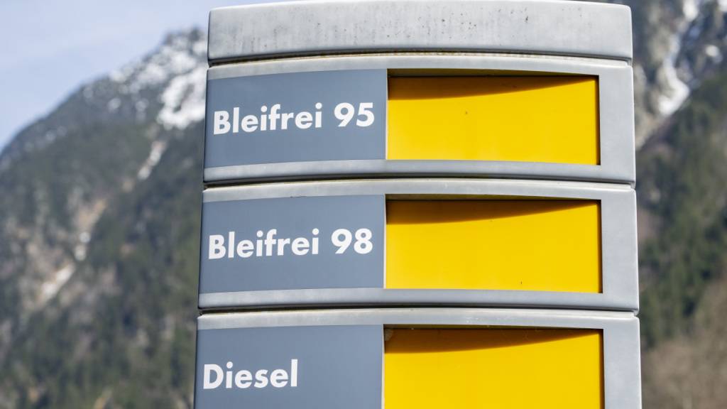 Der Iran-Krieg hat die Treibstoffpreise in der Schweiz weiter in die Höhe getrieben. Innerhalb einer Woche stieg der Preis für Benzin um weitere 5 Rappen pro Liter. (Archivbild)