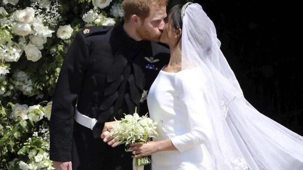 Kurz und ehrlich war der Kuss vor der St. George's Chapel: Prinz Harry und Meghan Markle sind nun verheiratet.