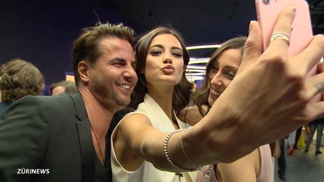 Auch Models drücken fürs brauchbare Selfie zigfach ab