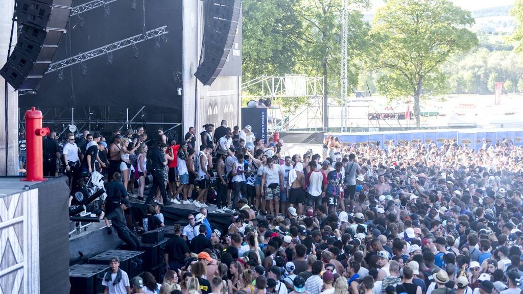 Festivalbesucher stürmten die Bühne während des Auftritts des US-Rappers Desiigner