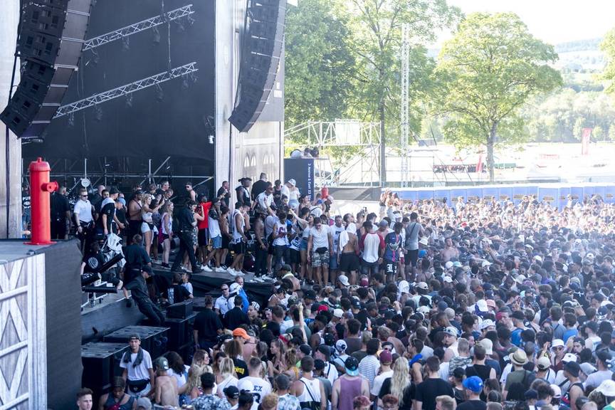 Festivalbesucher stürmten die Bühne während des Auftritts des US-Rappers Desiigner