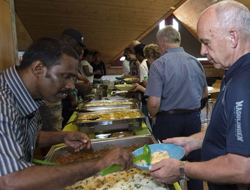 Nun ja, nicht alle haben immer Freude am Bundesratsreisli. Ueli Maurer  beim Besuch der Asylunterkunft Riggisberg 2015.