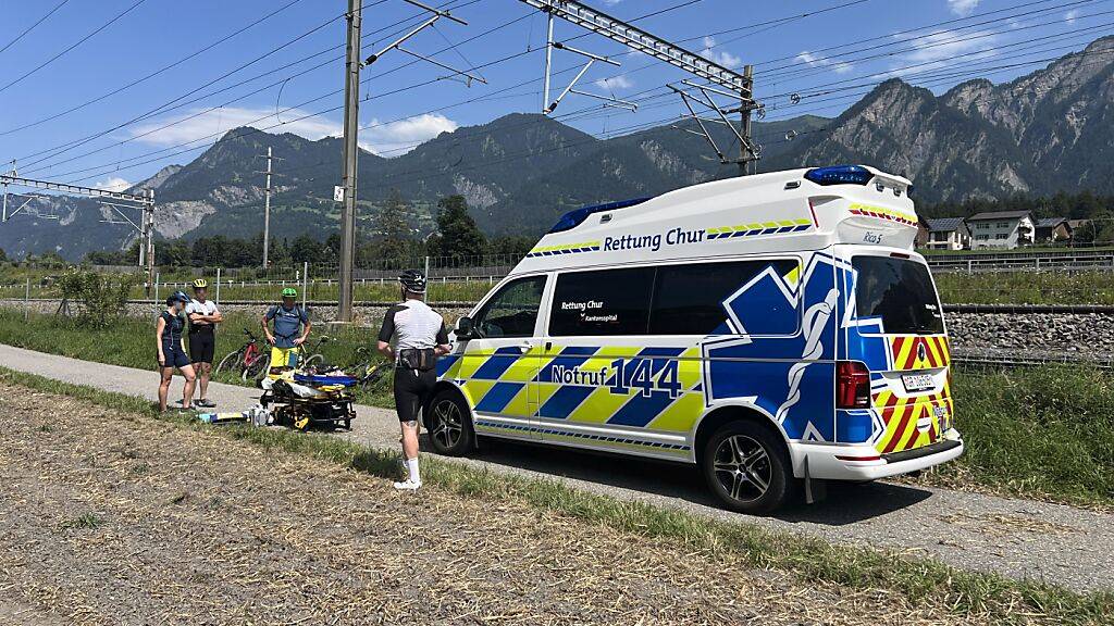 Warum der E-Biker auf dem Dornenäuliweg bei Chur stürzte, war zunächst unklar.