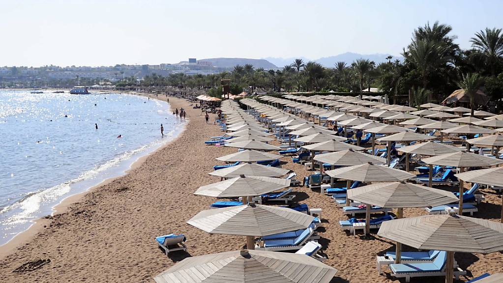 Ein Strand in Sharm el-Sheikh, Ägypten, am Roten Meer. Ägyptens Badeorte am Roten Meer sind nach Ansicht des dortigen Ministers für Tourismus und Altertümer anderthalb Jahre nach Beginn der Corona-Pandemie wieder sichere Reiseziele.