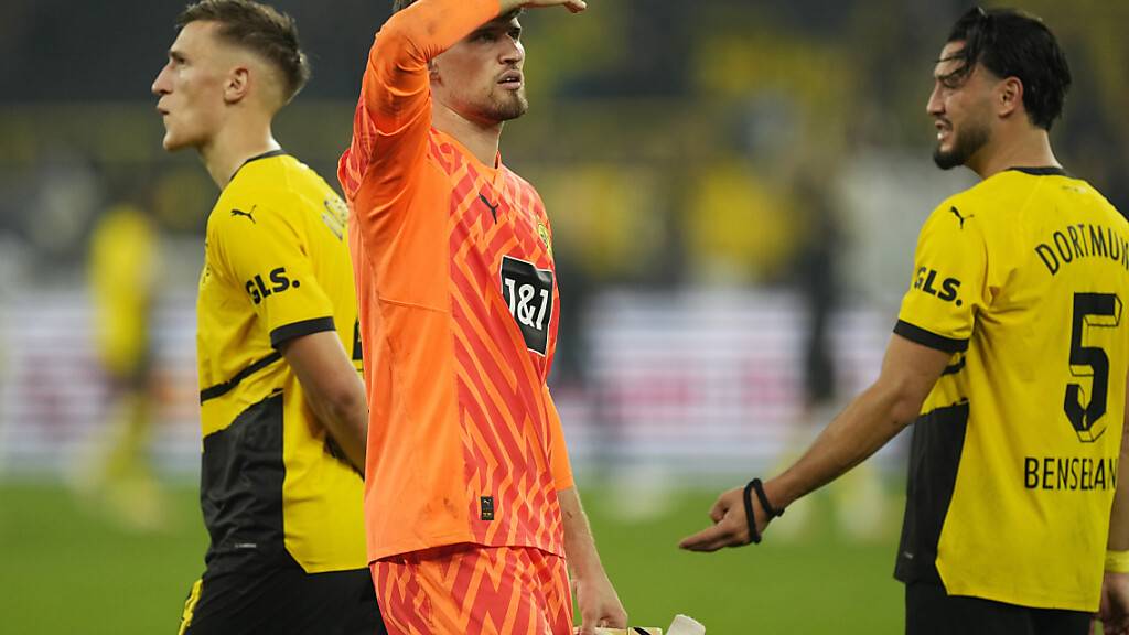 Versteinerte Mienen bei Nati-Goalie Gregor Kobel und seinen Dortmunder Teamkollegen: Gegen Aufsteiger Heidenheim gab es vor heimischem Publikum nur ein 2:2