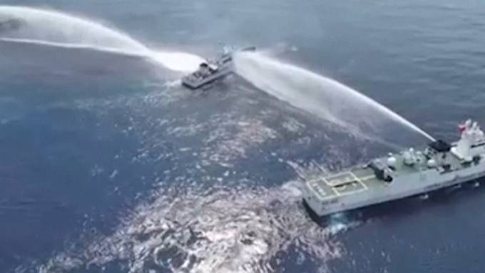 China beschiesst philippinische Küstenwache mit Wasserkanonen