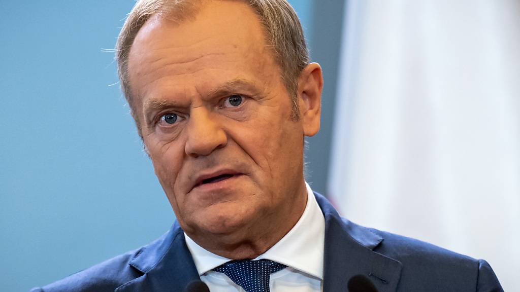 ARCHIV - Polens Ministerpräsident Donald Tusk bei einer Pressekonferenz in Warschau. Foto: Michael Kappeler/dpa