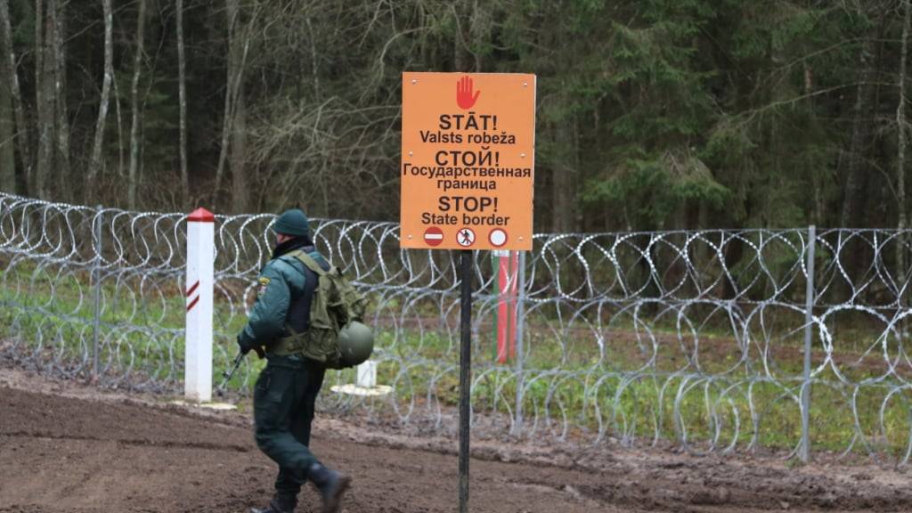 ARCHIV - «Halt - Staatsgrenze» steht in drei Sprachen an der Grenze zu Belarus. Foto: Alexander Welscher/dpa