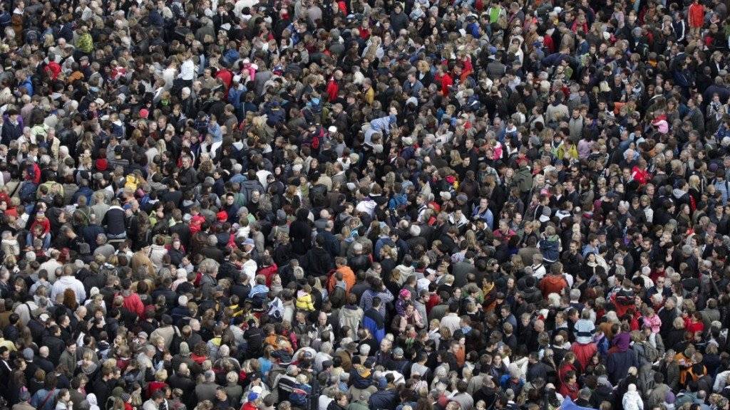 Die Einwohnerzahl in Deutschland überstieg im vergangenen Jahr erstmals die 83-Millionen-Grenze - auf dem Bild eine Menschenmenge auf einer Kreuzung am Boulevard Unter den Linden in Berlin.