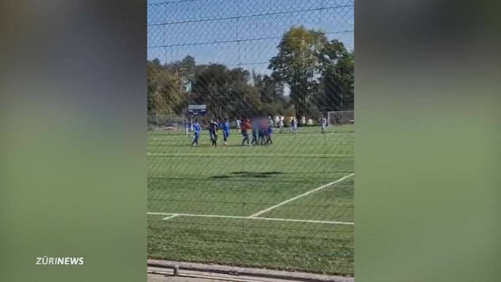 5. Liga Fussballer schlagen Schiri zusammen