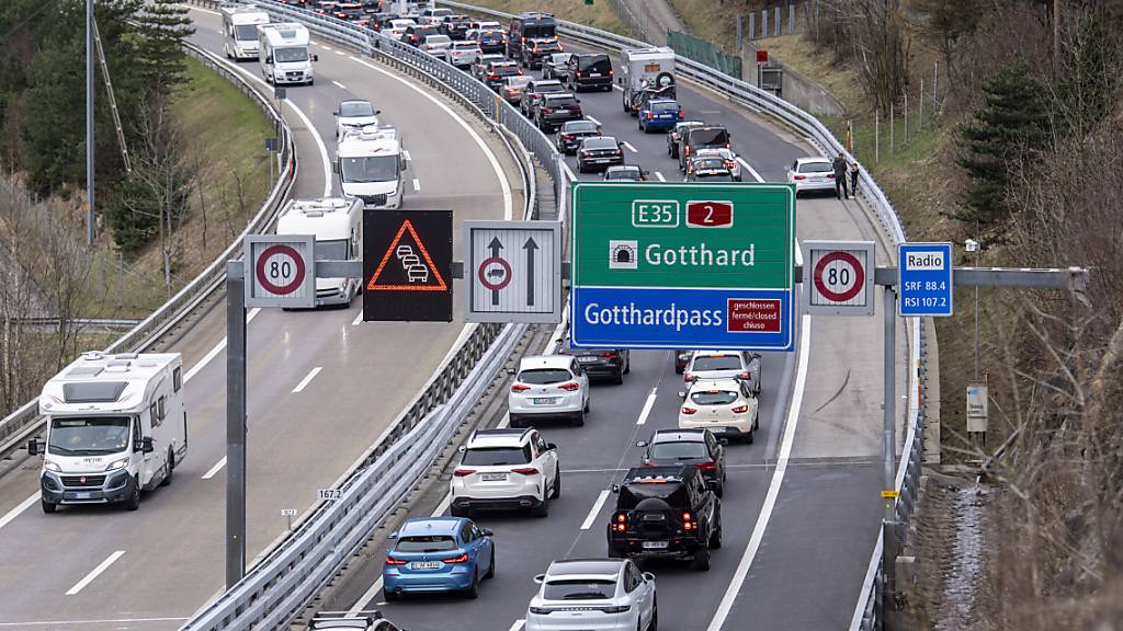 Der Ferienverkehr drängt auch am Samstagmorgen unvermindert Richtung Süden. (Archivbild)