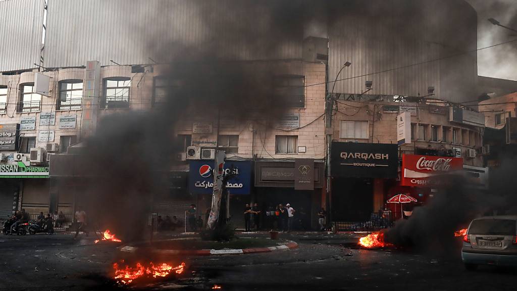 dpatopbilder - Palästinenser verbrennen Reifen bei Zusammenstößen während einer israelischen Militäroperation in Dschenin. Foto: Ayman Nobani/dpa