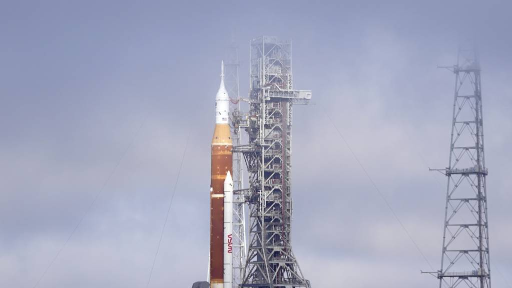 Die Artemis-Rakete der Nasa mit dem Orion-Raumschiff an Bord steht an einer Startrampe im Weltraumbahnhof Kennedy Space Center in Cape Canaveral im US-Bundesstaat Florida. (Archivbild)
