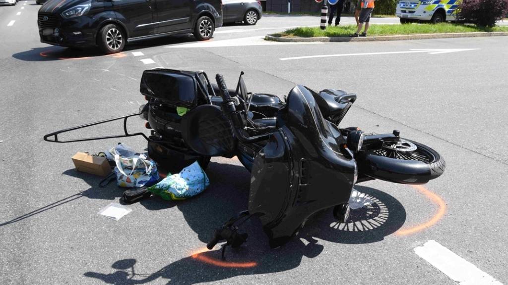 Der Fahrer des schweren Motorrades wurde bei der Kollision mit dem Auto verletzt.
