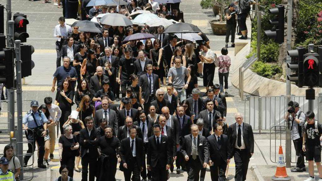 Hunderte schwarzgekleidete Anwälte haben mit einem Schweigemarsch ihre Solidarität mit der regierungskritischen Protestbewegung bekundet.
