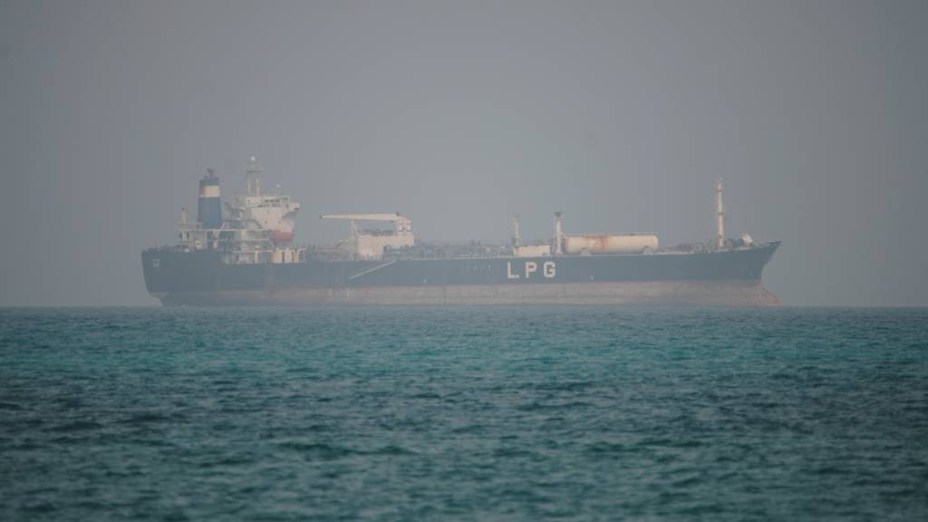 ARCHIV - Ein LPG-Tanker (Flüssiggas) fährt in den Gewässern nördlich der Straße von Bab el-Mandeb. Foto: Abdulnasser Alseddik/AP/dpa