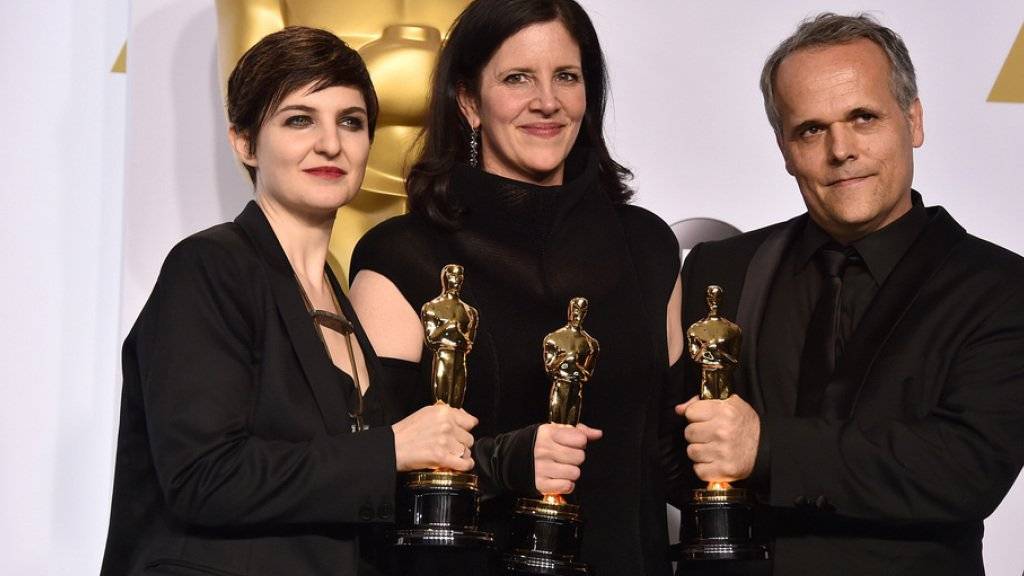 Für «Citizenfour» wurde US-Regisseurin Laura Poitras (Mitte) mit dem Oscar ausgezeichnet: Heute präsentierte sie in Cannes ihren neuen Film «Risk». (Archiv)