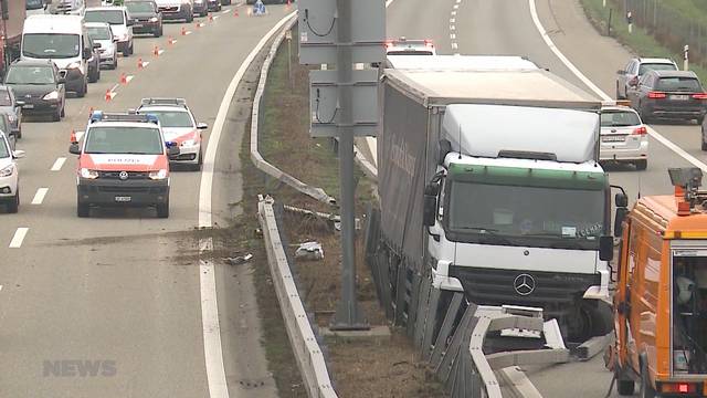 Lastwagen prallt durch Leitplanke und gerät auf Gegenfahrbahn