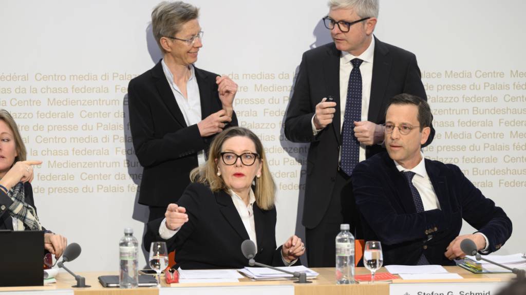 Die Staatspolitische Kommission des Ständerats (SPK-S) folgt bei der EU-Referendumsfrage dem Juristen Stefan Schmid (rechts), der eine Übergangsbestimmung in der Verfassung fordert. Das heisst, dass die EU-Verträge ein Volks- und ein Ständemehr erfordern würden. (Archivbild)