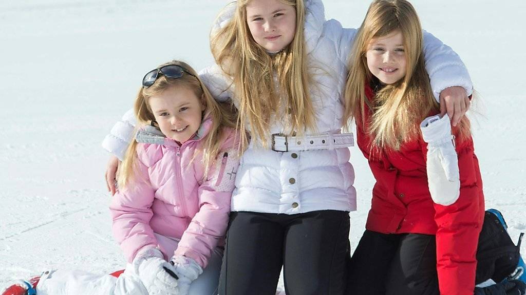 Die niederländische Prinzessin Amalia - hier im Februar 2015 mit ihren beiden jüngeren Schwestern - besucht seit August ein Gymnasium in Den Haag. (Archivbild)