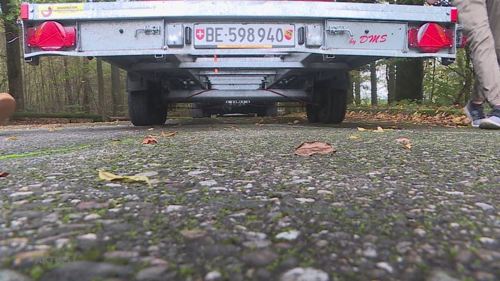 Blickfang: In Zuchwil fahren drei Männer mit einem Motor-Sofa durch den McDrive