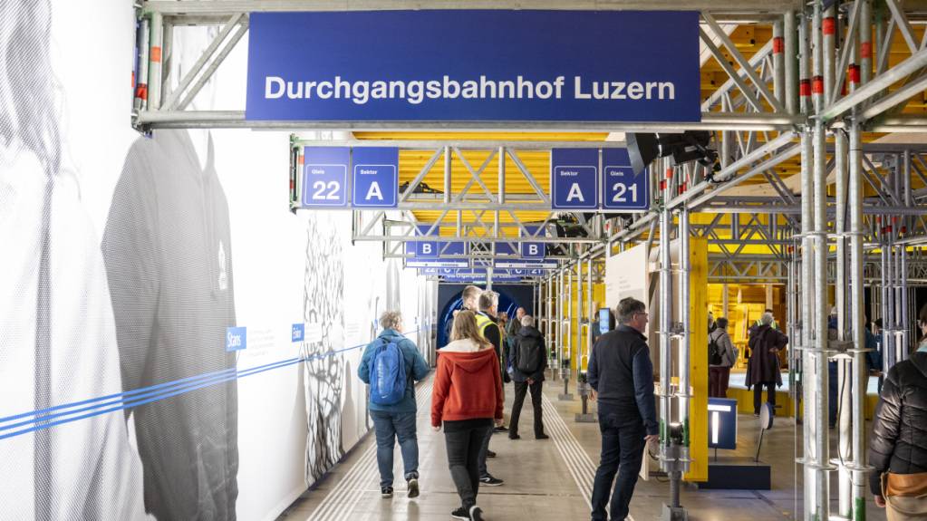 Besucher im Pavillon des Projekts Durchgangsbahnhof Luzern an der Luga 2024. (Symbolbild)