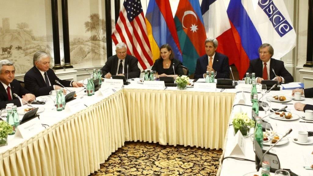 Verhandlungen für eine neue Waffenruhe in Berg-Karabach: Vertreter von Russland, den USA und Frankreich treffen sich mit den Präsidenten Armeniens und Aserbaidschans in Wien.