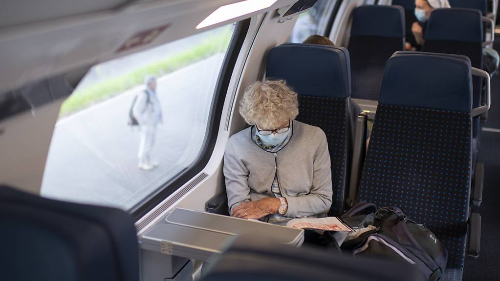 Seit Anfang Juli gilt im öffentlichen Verkehr Maskenpflicht. Im Kanton St. Gallen werden Bezügerinnen und Bezüger von Ergänzungsleistungen mit einer Maskenpauschale von 30 Franken pro Jahr unterstützt. (Symbolbild)