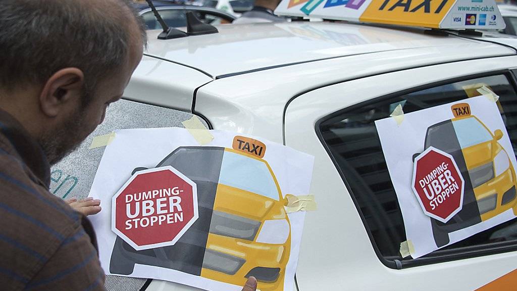 Auch in Basel haben Taxifahrer gegen Uber demonstriert. Per Juni 2018 wird nun der umstrittene Pop-Service des Fahrdienstvermittlers schweizweit eingestellt. (Archiv)