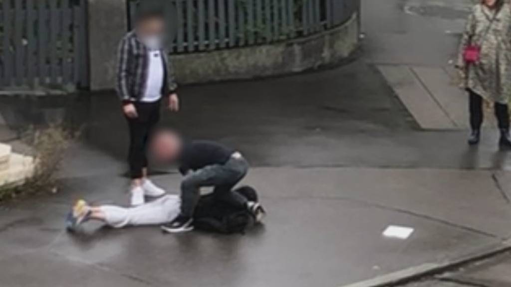 23-jähriger Chinese greift Kinder mit Messer an