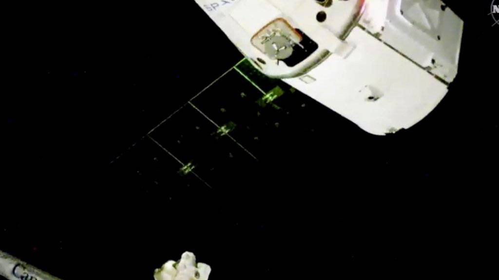 Beladen unter anderem mit Weihnachtsessen hat der private Raumfrachter «Dragon» an der Internationalen Raumstation ISS angedockt. Mit dem Roboterarm der Raumstation wurde die Kapsel eingefangen.