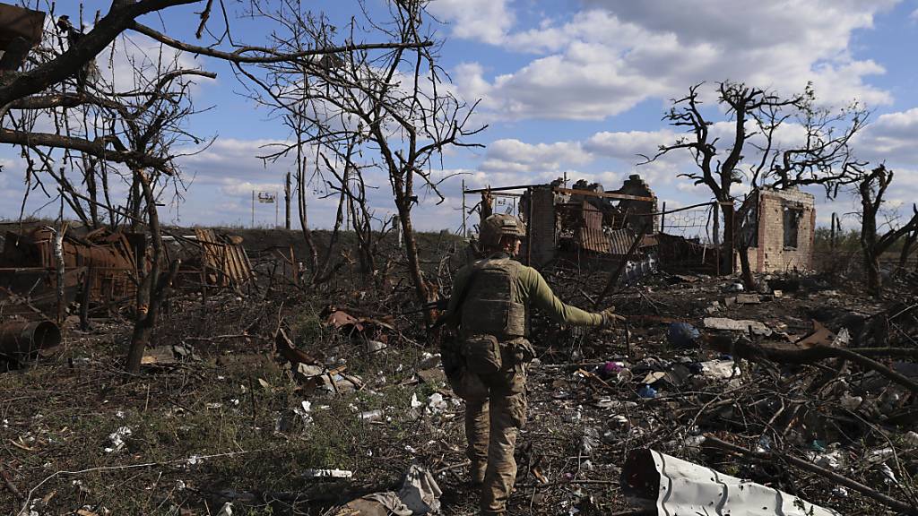 dpatopbilder - Ein Soldat zeigt auf ein zerstörtes Haus an der Frontlinie. Die Brigade gab bekannt, dass sie die vom Krieg zerstörte Siedlung, die 10 Kilometer südlich der von Russland besetzten Stadt Bakhmut im umkämpften Osten des Landes liegt, zurückerobert hat. Foto: Alex Babenko/AP/dpa