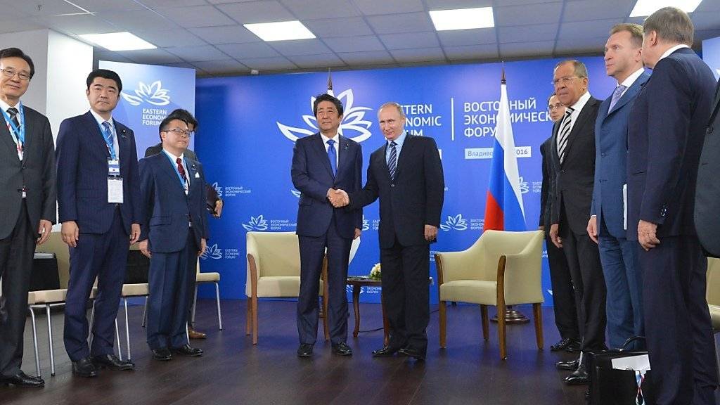 Vorsichtige Annäherung: Russlands Präsident Putin und Japans Regierungschef Abe bei einem Treffen in Wladiwostok. Russland bietet Japan Rohstoffe an und interessiert sich seinerseits für moderne Technik.