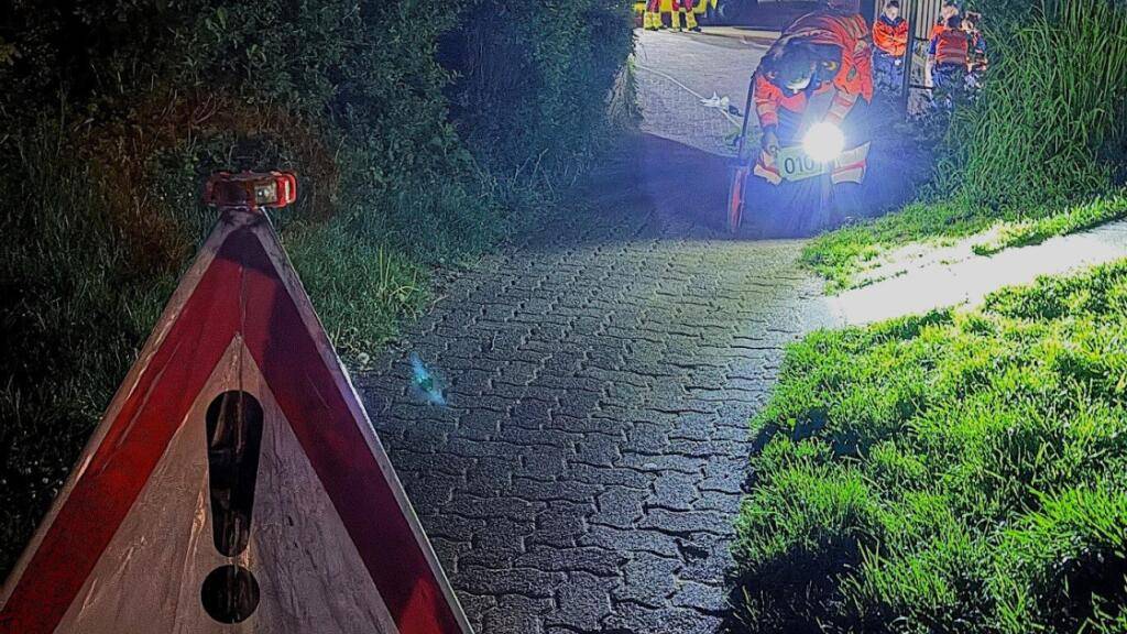 In Otelfingen ZH stürzte am späten Samstagabend ein 73-jähriger E-Bike-Fahrer über eine Mauer und starb noch vor Ort.