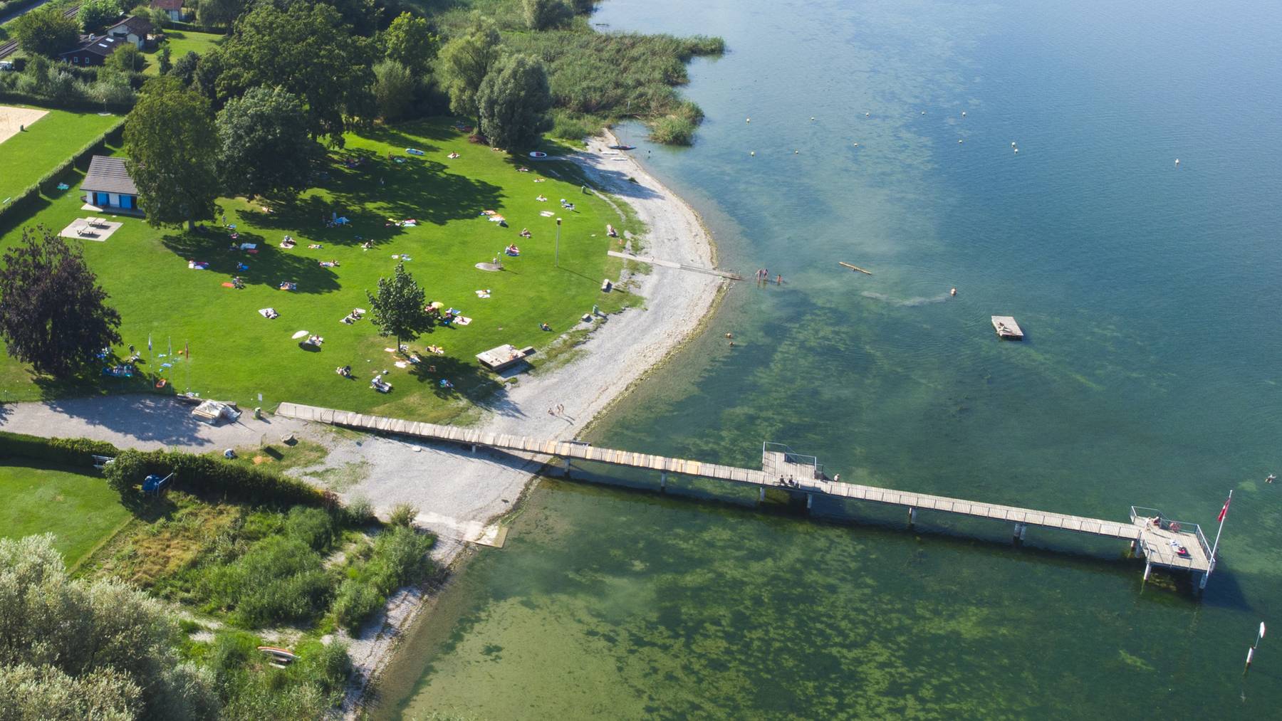 Die Frau trieb im Wasser in Ufernähe beim Strandbad Wiedehorn.