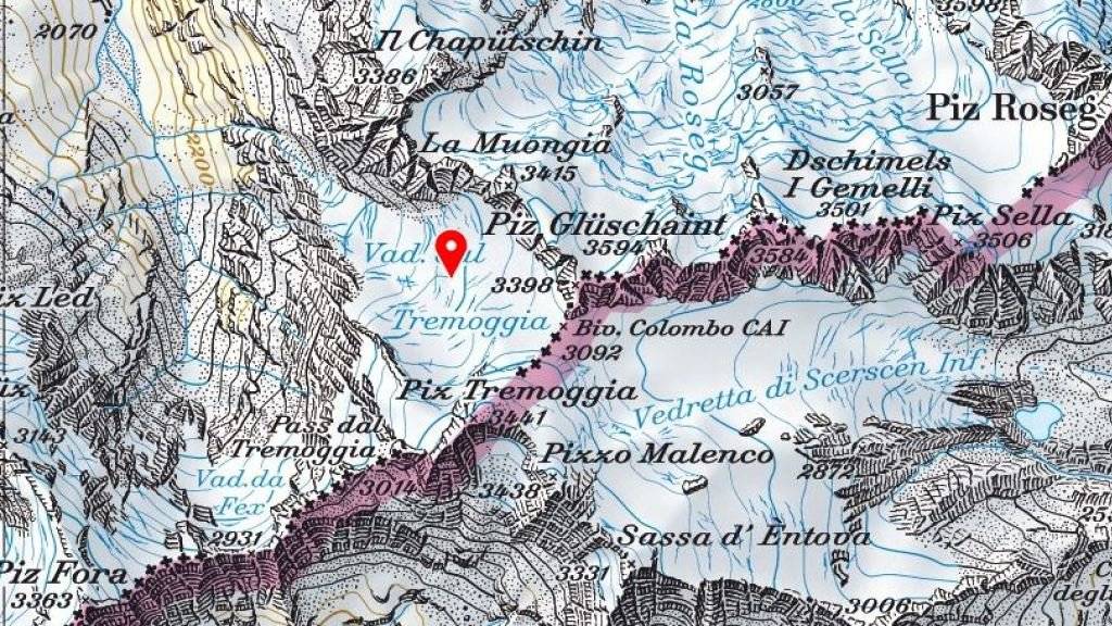 Auf dem Gletscher Vadret dal Tremoggia (roter Pfeil) nahe der italienischen Grenze wurde am Freitag ein toter italienischer Bergtourengänger entdeckt.