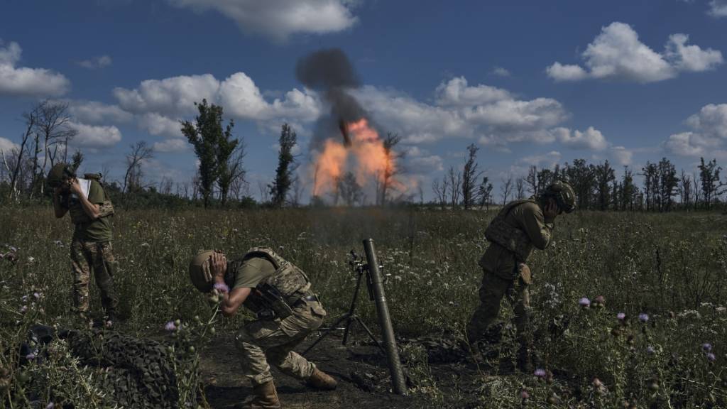 Ukrainische Soldaten feuern mit einem Mörser auf russische Stellungen an der Frontlinie bei Bachmut. Foto: Libkos/AP/dpa