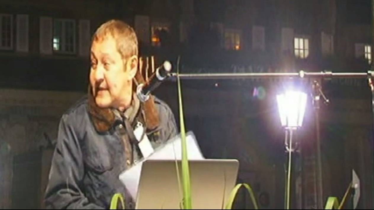 Akif Pirinçci bei seiner Rede gestern Abend in Dresden. Bild: Screenshot Youtube