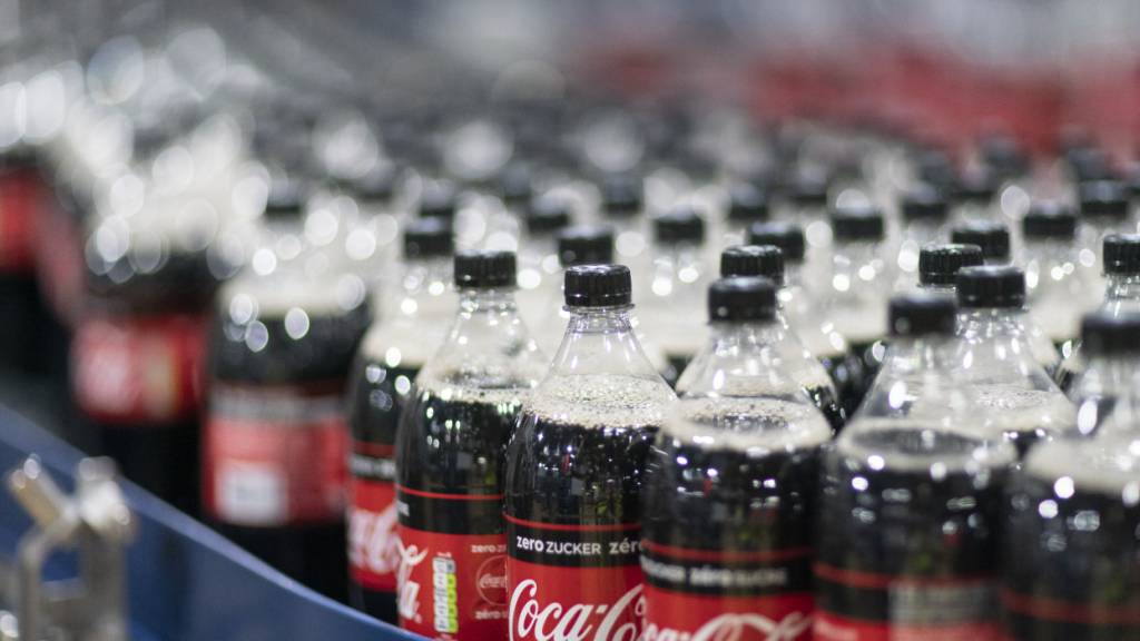 Der Getränkehersteller Coca-Cola HBC wird von einer NGO für seine Berichterstattung zum Klima und Wasserverbrauch gelobt. (Archivbild)