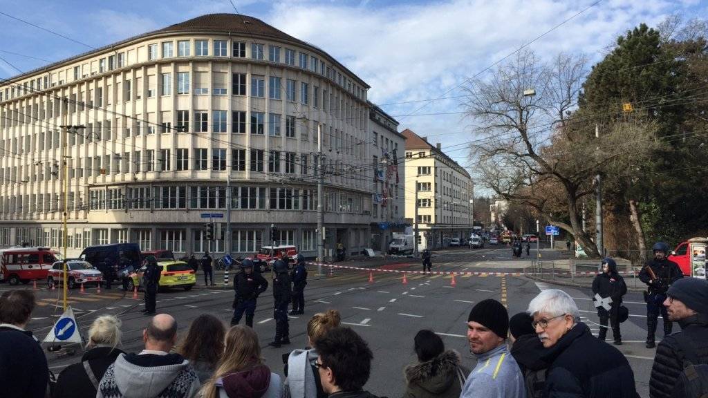 Zahlreiche Schaulustige verfolgen den Polizeieinsatz vor einem besetzten Gebäude an der Berner Effingerstrasse.