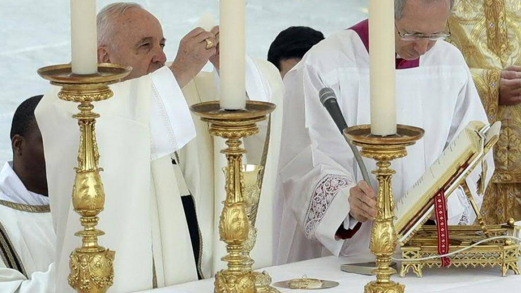 Papst Franziskus feiert die Ostermesse auf dem Petersplatz in Rom.