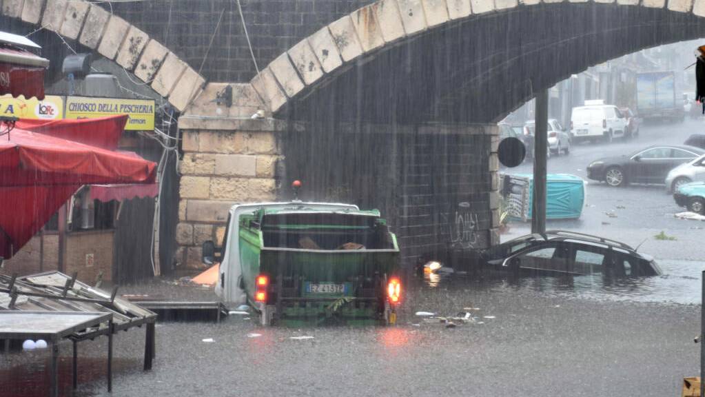 Fahrzeuge stehen auf einer überschwemmten Straße in Catania. Bislang haben während der Unwetter und Überflutungen der vergangenen Tage drei Menschen auf Sizilien ihr Leben verloren. Foto: Orietta Scardino/ANSA via ZUMA Press/dpa