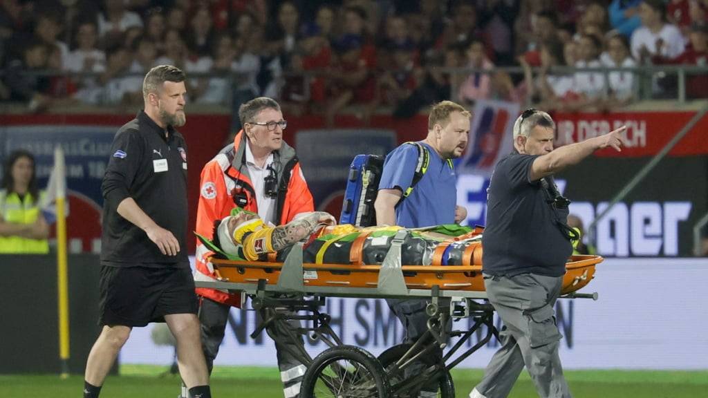 Kevin Müller musste mit der Bahre abtransportiert werden